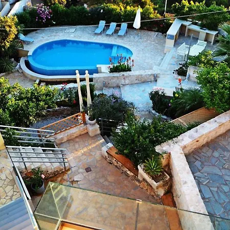 2 Sharing Garden And Pool